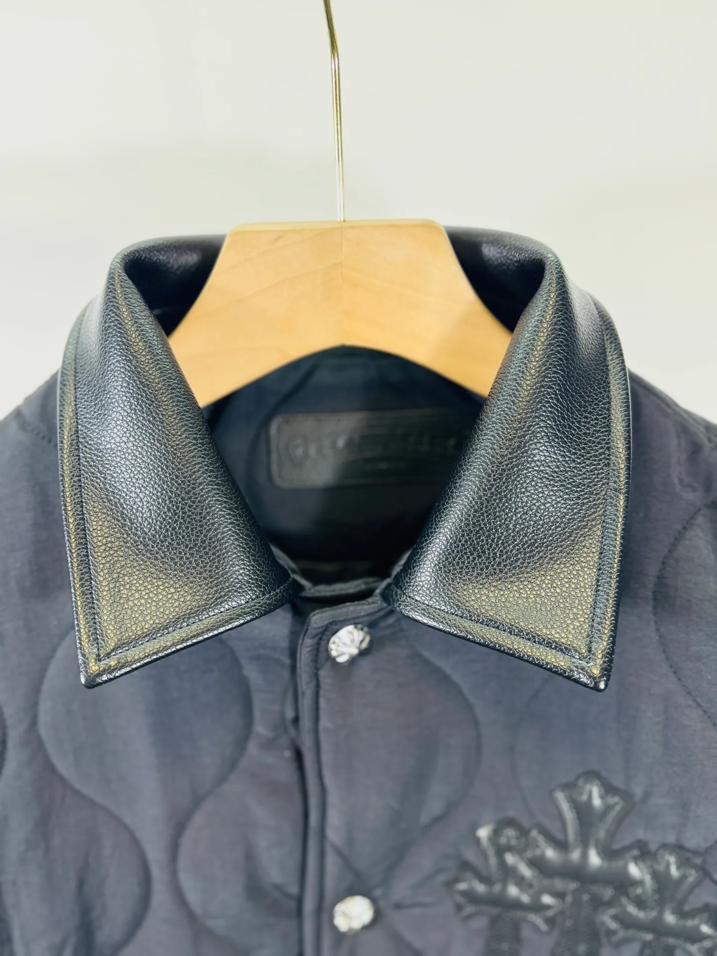 P500 top version 🐮 Real shot without P, different from market products] Chrome Hearts 🍁Winter cotton jacket series🍁 25ss Crow Heavy Industry cross leather label lapel embroidered cotton jacket, available at the counter at the same time❤The highest version series on the market. Customized version of windproof pure cotton cotton fabric. Filled with high-density and high-elastic down cotton. It has strong warmth retention, fluffy and soft, and strong resilience. Lightweight and fashionable✨✨Slim-fitting and not bulky Color: Black Code numbers: S, M, L, XL